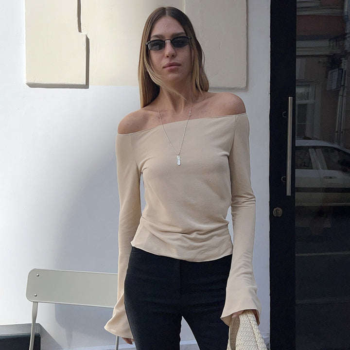 Damen Figurbetontes Off‑Shoulder Langarmshirt mit ausgestellten Manschetten Echo Archiv