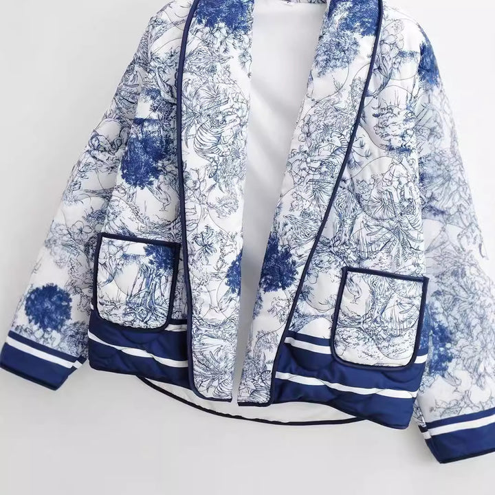 Damen leichte gesteppte Kurzjacke im Kimono‑Stil mit weitem Schalkragen, kontrastpaspel und aufgesetzten Taschen – Célinea