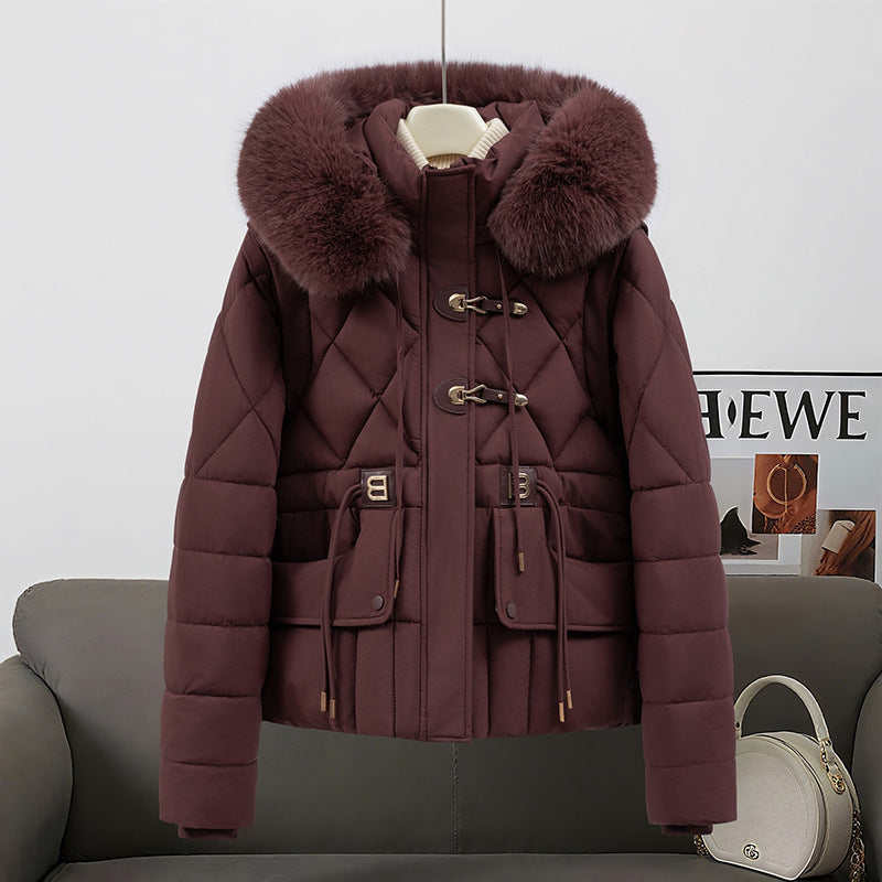 Damen nan kurze gesteppte Kapuzenjacke mit voluminösem Webpelzbesatz, Kordelzugtaillierung und Pattentaschen Echo Archiv