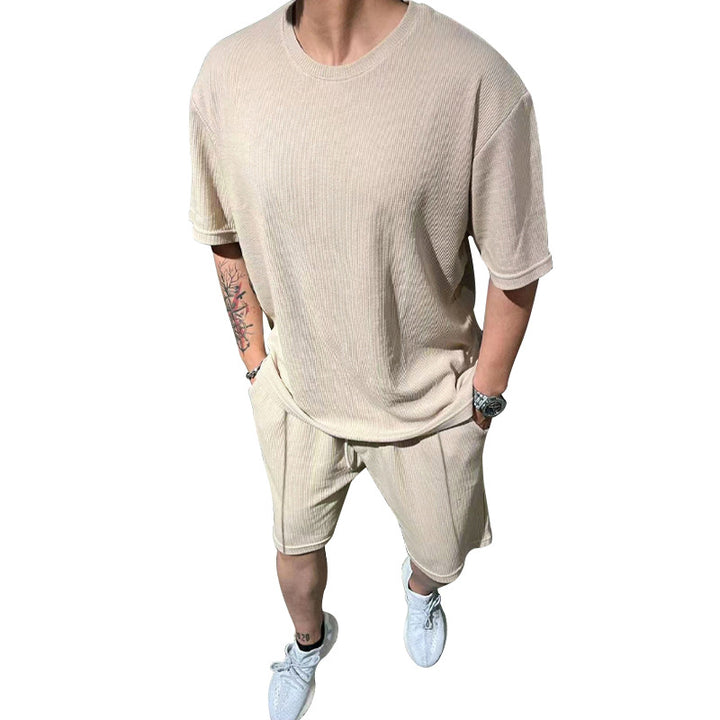 Herren lässiges Freizeitsport-Outfit mit strukturiertem Oberteil und Shorts Echoarchiv