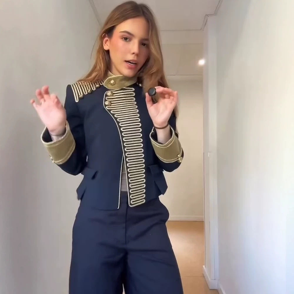 Damen Militärisch inspirierte kurze Gala-Jacke mit Goldverzierung Echoarchiv