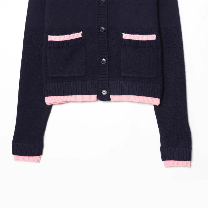 Damen gekürzte Strickjacke mit Knopfleiste, Rippenbündchen und dekorativen Taschen – Veloura