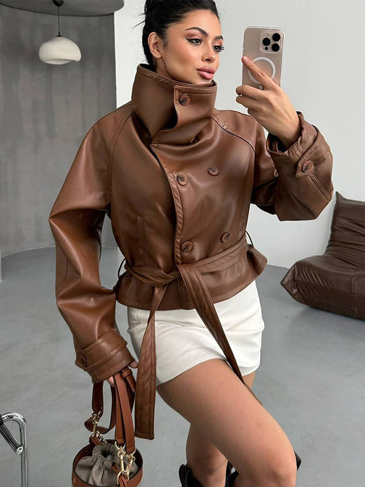 Damen Taillierte Kurzblouson‑Jacke aus Lederimitat mit hohem Stehkragen und Bindegürtel Echoarchiv