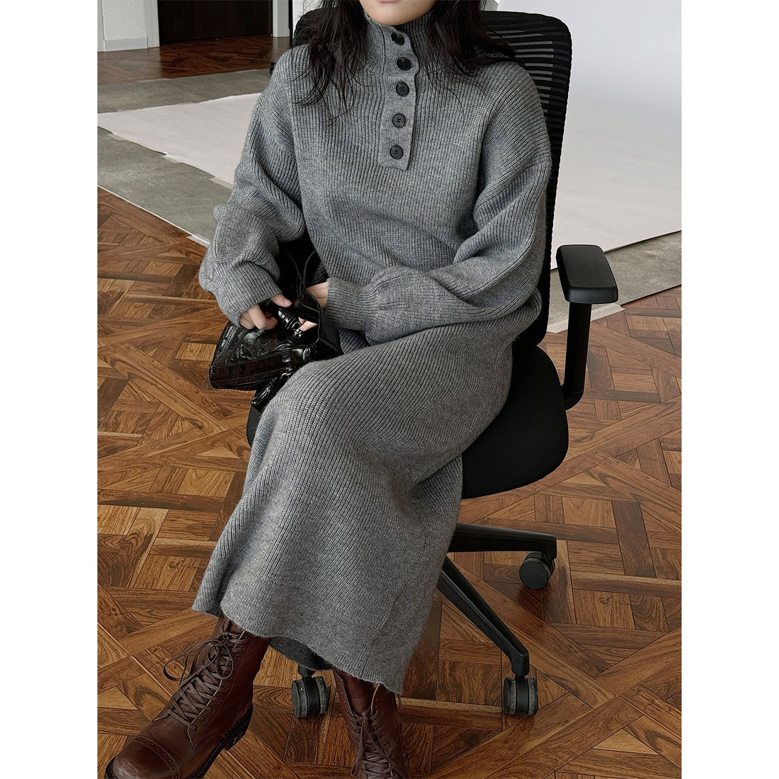 Damen Strickkleid mit Knopfleiste am Stehkragen und Rippstruktur Echoarchiv