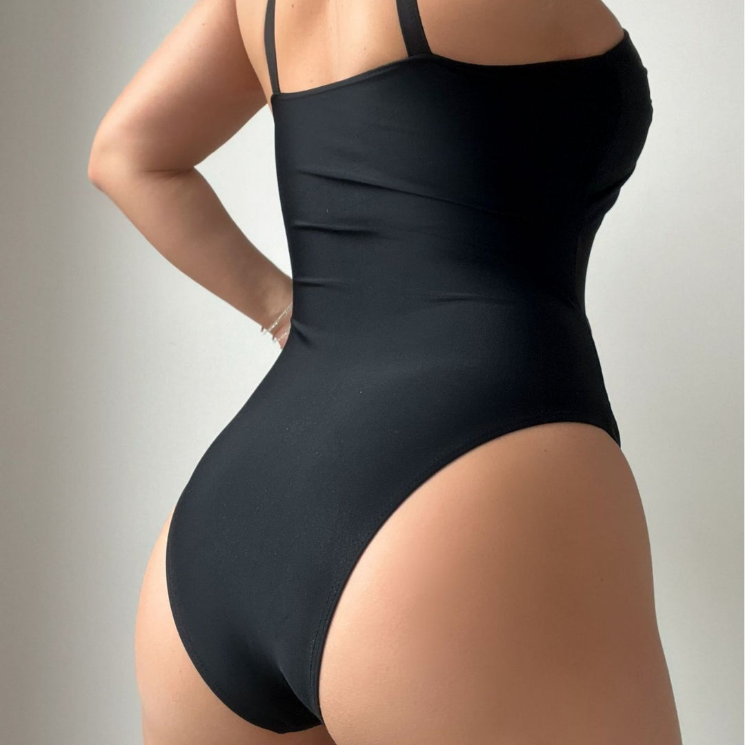 Damen Eleganter Einteiler Badeanzug mit Modernem Stoffmix Echo Archiv