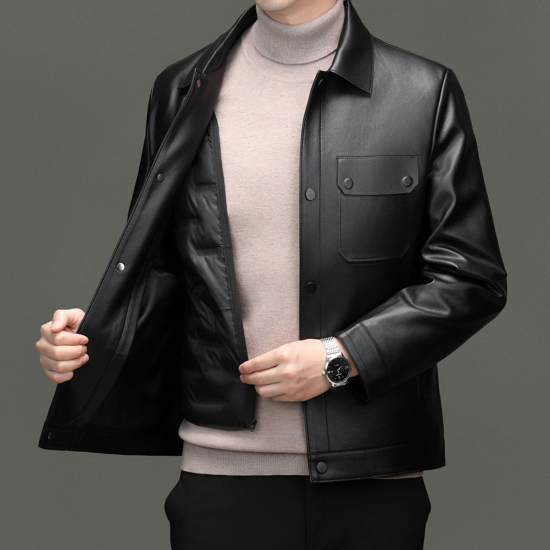 Herren Lederjacke im Shirtstil mit Druckknopfverschluss und aufgesetzten Brusttaschen Echoarchiv