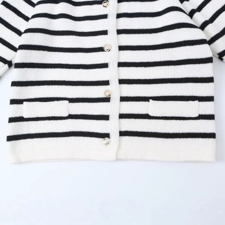 Damen Gestreifte Strickjacke mit Rundhalsausschnitt, Zierknopfleiste und aufgesetzten Taschen Echo Archiv