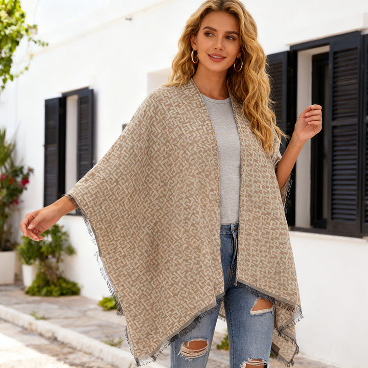Damen Gewebter Jacquard‑Wickelponcho mit geometrischem Allovermuster und feinem Fransensaum – Célinea