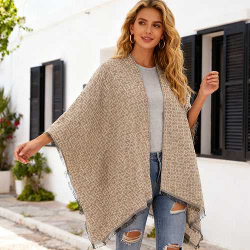 Damen Gewebter Jacquard‑Wickelponcho mit geometrischem Allovermuster und feinem Fransensaum – Célinea