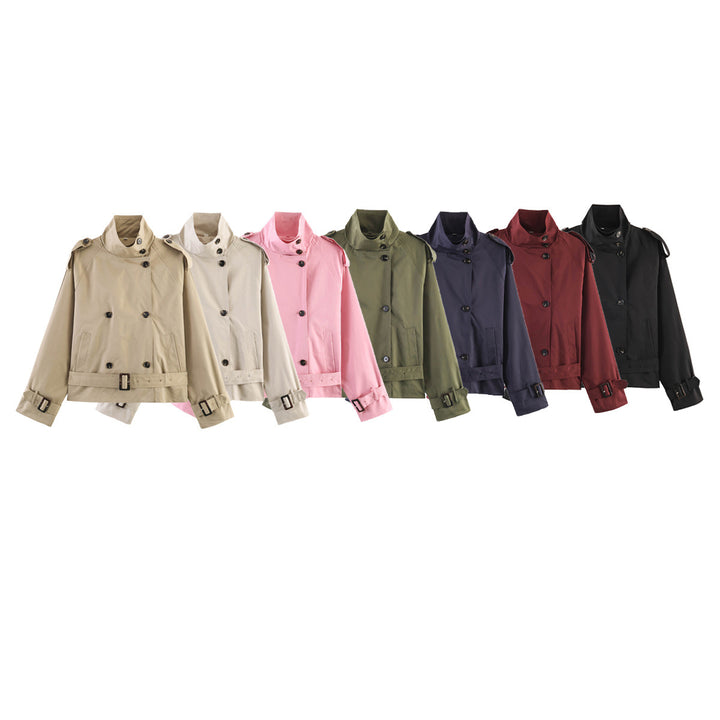 Damen 20+ kurzer Doppelreiher Trenchblouson im Boxy‑Cut mit Stehkragen Schulterklappen und verstellbarem Taillengürtel Echo Archiv