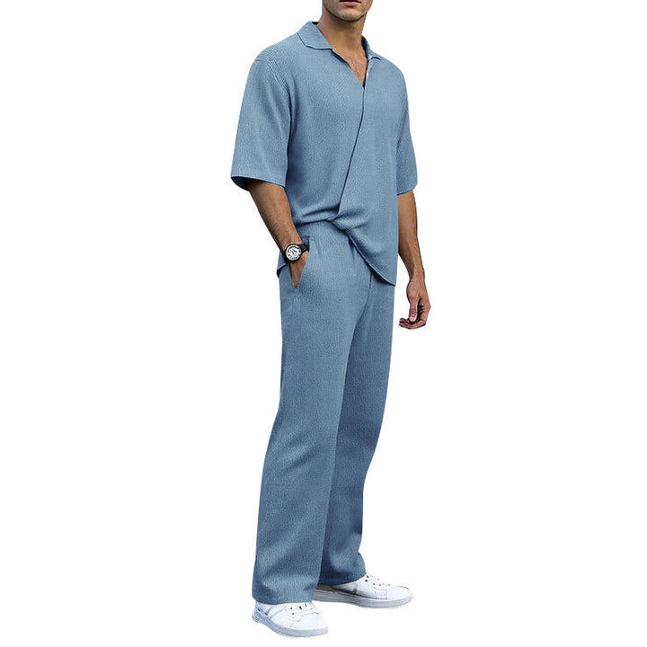 Herren elegantes Freizeit-Outfit aus weichem Strickmaterial mit lässigem Schnitt Echoarchiv