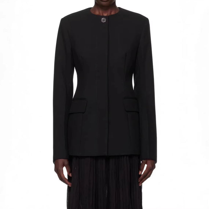 Damen taillierter Einreiher-Blazer mit Rundhalsausschnitt, verdeckter Knopfleiste und Pattentaschen Echoarchiv