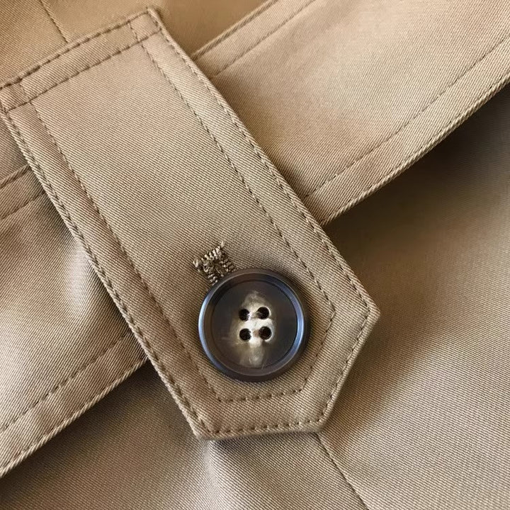 Damen Kurzgeschnittener Trenchcoat mit doppelreihiger Knopfleiste, Sturmklappe und Taillengürtel Echo Archiv