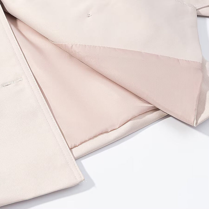 Damen Kurze zweireihige Trenchjacke mit hohem Stehkragen, Schulterklappen und Bindegürtel Echoarchiv