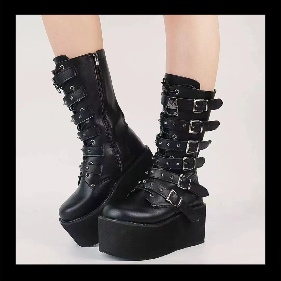 Damen nan hochschaftige Lack-Plateau-Stiefel mit mehrfach verstellbaren Schnallen und herzförmigen Nieten Echo Archiv