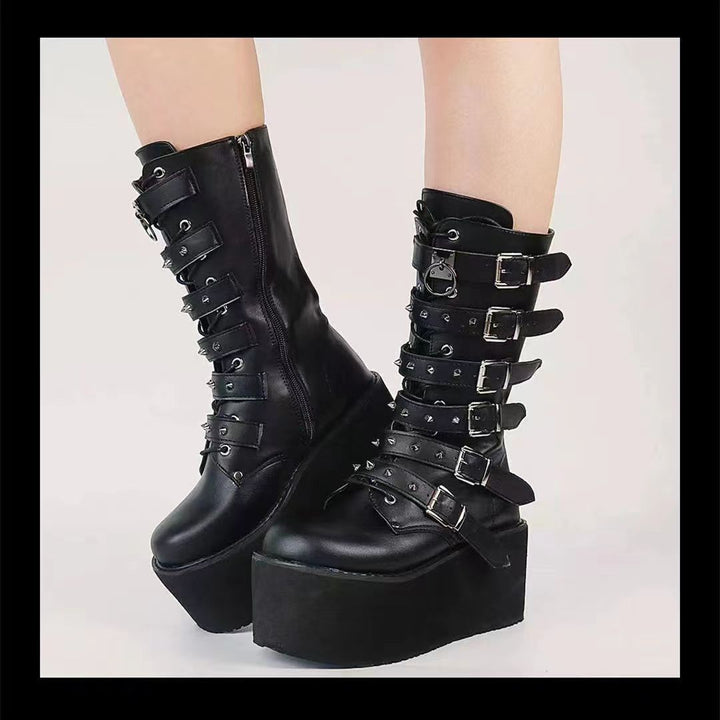 Damen nan hochschaftige Lack-Plateau-Stiefel mit mehrfach verstellbaren Schnallen und herzförmigen Nieten Echo Archiv