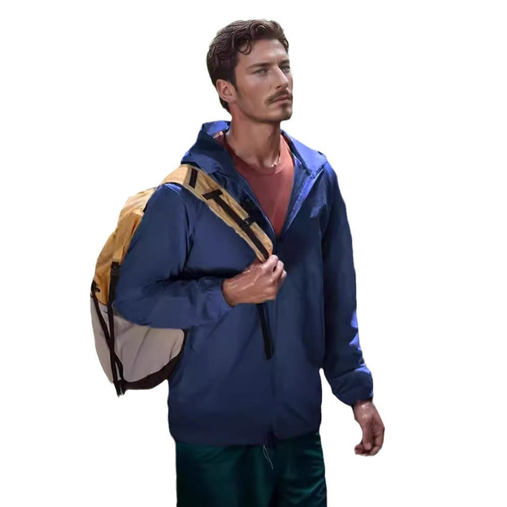 Herren funktionale Outdoor-Jacke mit verstellbarem Kapuzenkragen und atmungsaktiven Einsätzen Echoarchiv
