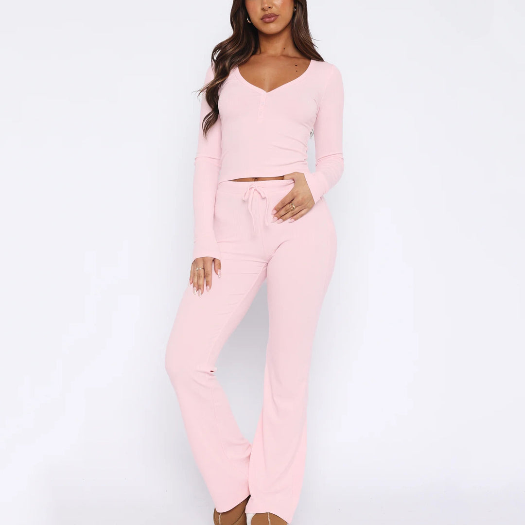 Damen geripptes Lounge-Set mit Henley-Knopfleiste, kurzem V-Shirt und hochgeschnittener Schlaghose – Élanora