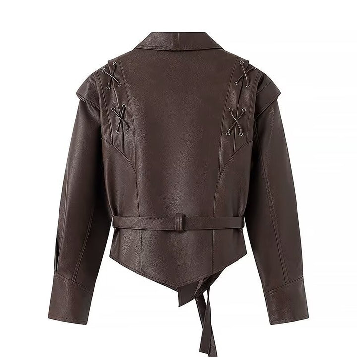 Damen Wickel-Lederjacke mit Taillengürtel, betonter Schulterpartie und femininer Silhouette Echo Archiv