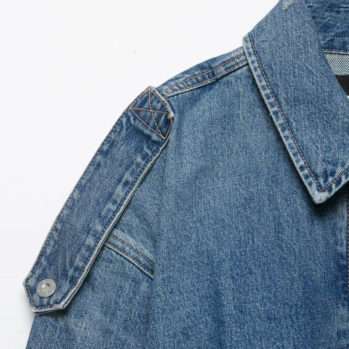 Damen Cropped Jeansjacke mit Schulterklappen, verdeckter Knopfleiste und boxy Silhouette Echo Archiv