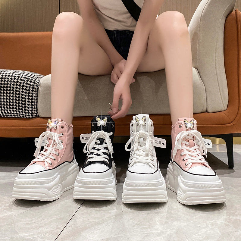 Damen nan Plateau-Sneaker mit hohem Schaft, Schnürung und Schmetterling-Brosche Echo Archiv