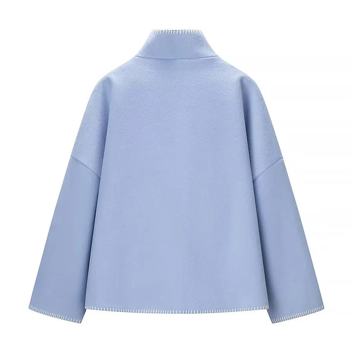 Damen kastiger Kurzmantel mit Stehkragen kontrastierender Ziernaht und Eingrifftaschen – Célinea