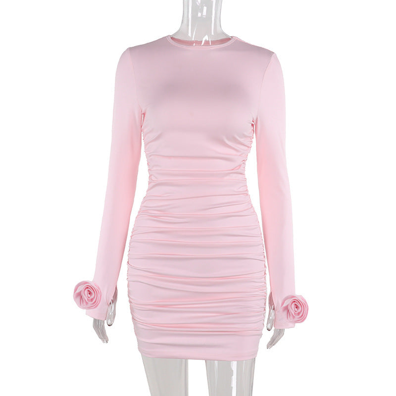 Damen Enganliegendes gerafftes Minikleid mit langen Ärmeln und Rosenapplikation – Élara