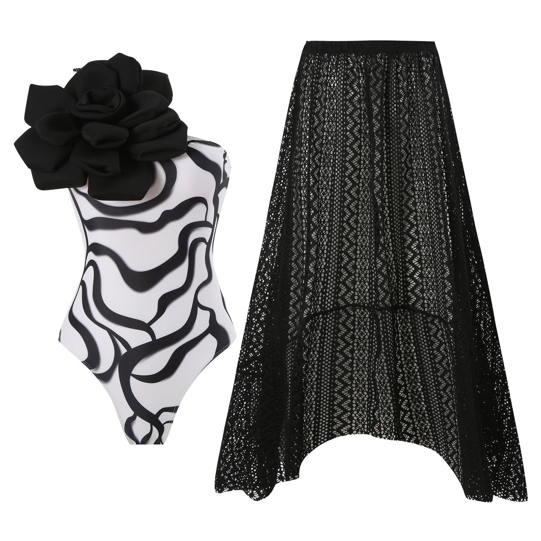 Damen Eleganter Badeanzug mit großem Blumen-Detail und transparentem Überrock Echo Archiv