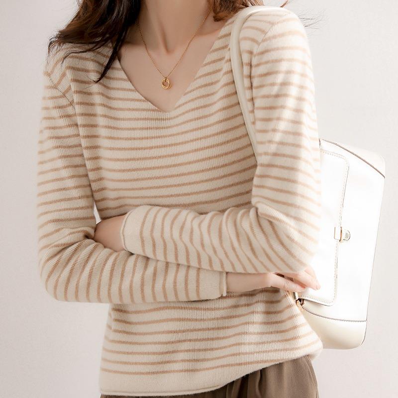Damen Zarter Streifen-V‑Ausschnittpullover aus feinem Rippstrick mit weichem Fall Echoarchiv