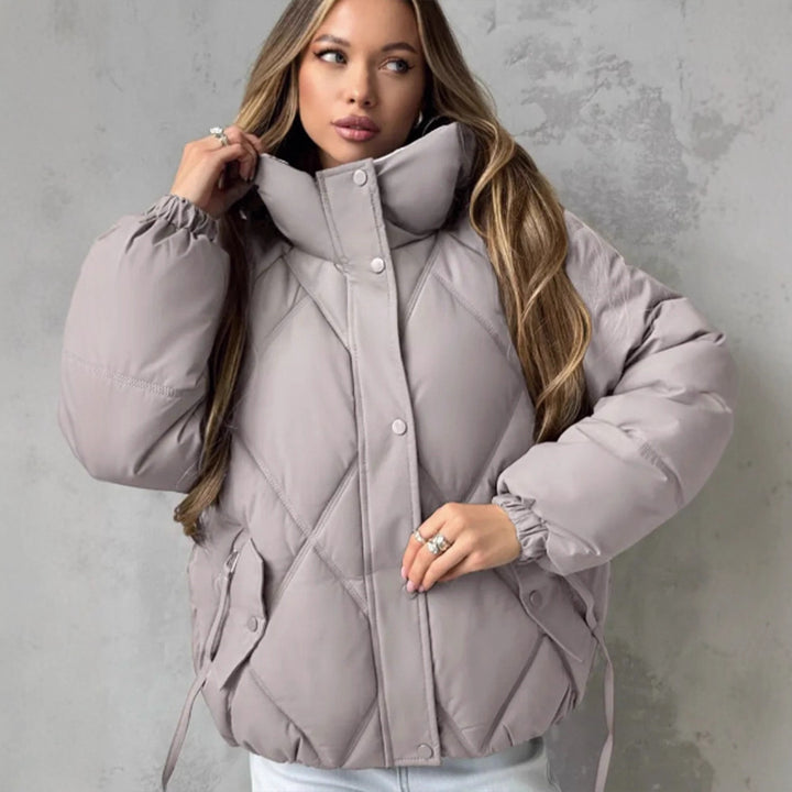 Damen Gefütterte Rauten‑Stepp‑Pufferjacke mit Kapuze und verdecktem Reißverschluss Echoarchiv