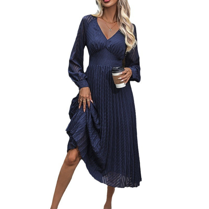 Damen Plissee Midi-Kleid mit V-Ausschnitt und langen Ärmeln Echo Archiv