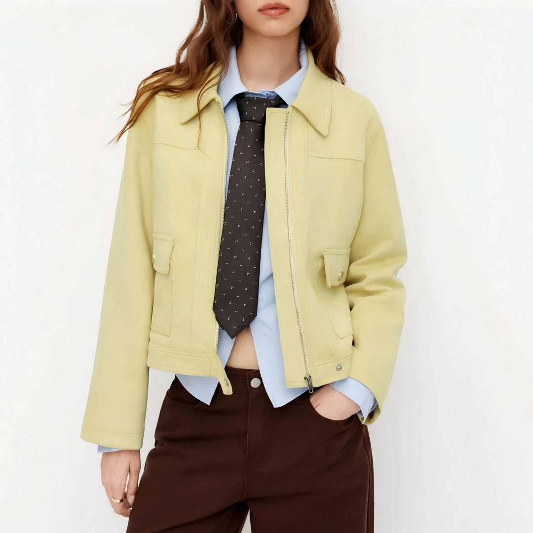 Damen Kurzjacke mit Reißverschluss, Hemdkragen und Pattentaschen – Célinea