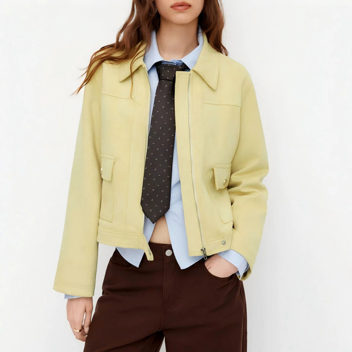 Damen Kurzjacke mit Reißverschluss, Hemdkragen und Pattentaschen – Célinea
