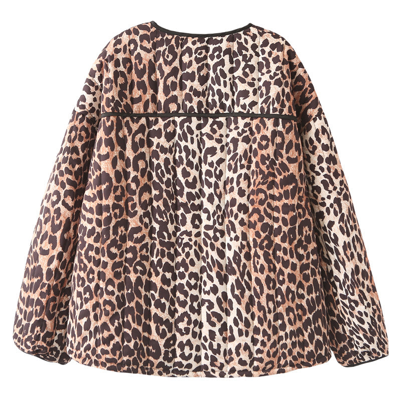 Damen gesteppte Kurzjacke mit Leopardenmuster, Rundhalsausschnitt und aufgesetzten Eingrifftaschen – Célinea