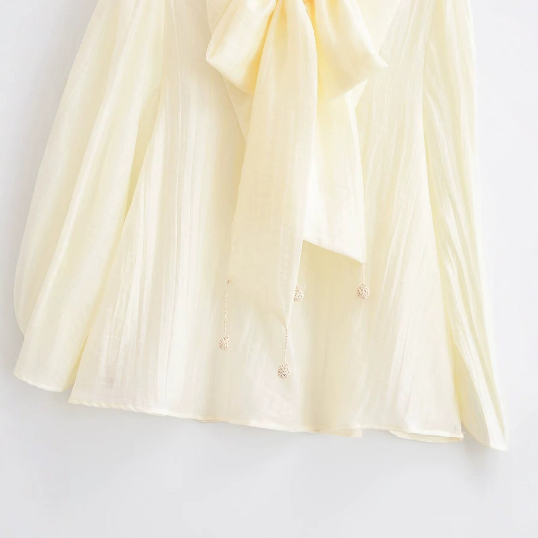 Damen Elegante Schluppenbluse mit plissierten Ballonärmeln und Zierkordel Echo Archiv