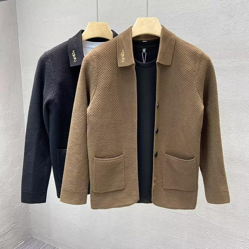 Herren Strukturiertes Strickcardigan mit Hemdkragen, Knopfleiste und aufgesetzten Taschen Echoarchiv