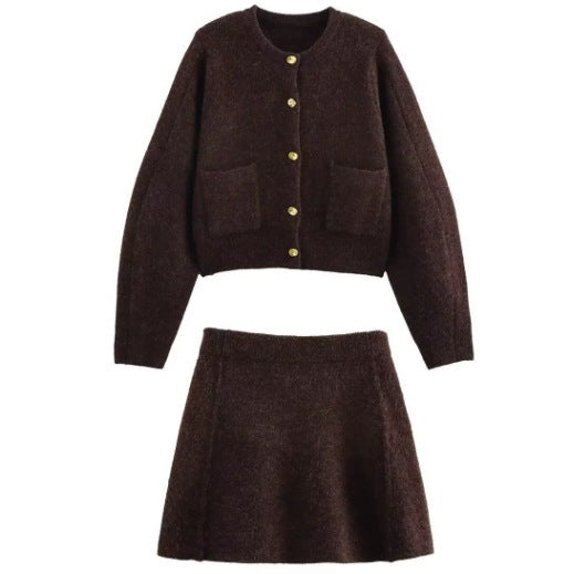 Damen 60+ Cropped Strickcardigan mit Rundhals, aufgesetzten Taschen und Zierknöpfen Echo Archiv