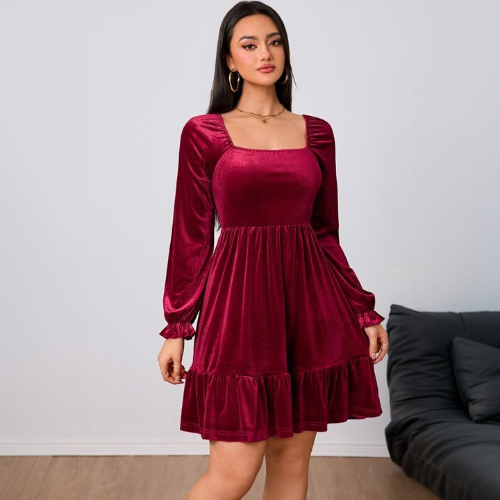 Damen Samtkleid mit quadratischem Ausschnitt, gerafften Puffärmeln und stufigem Tellerrock – Élara