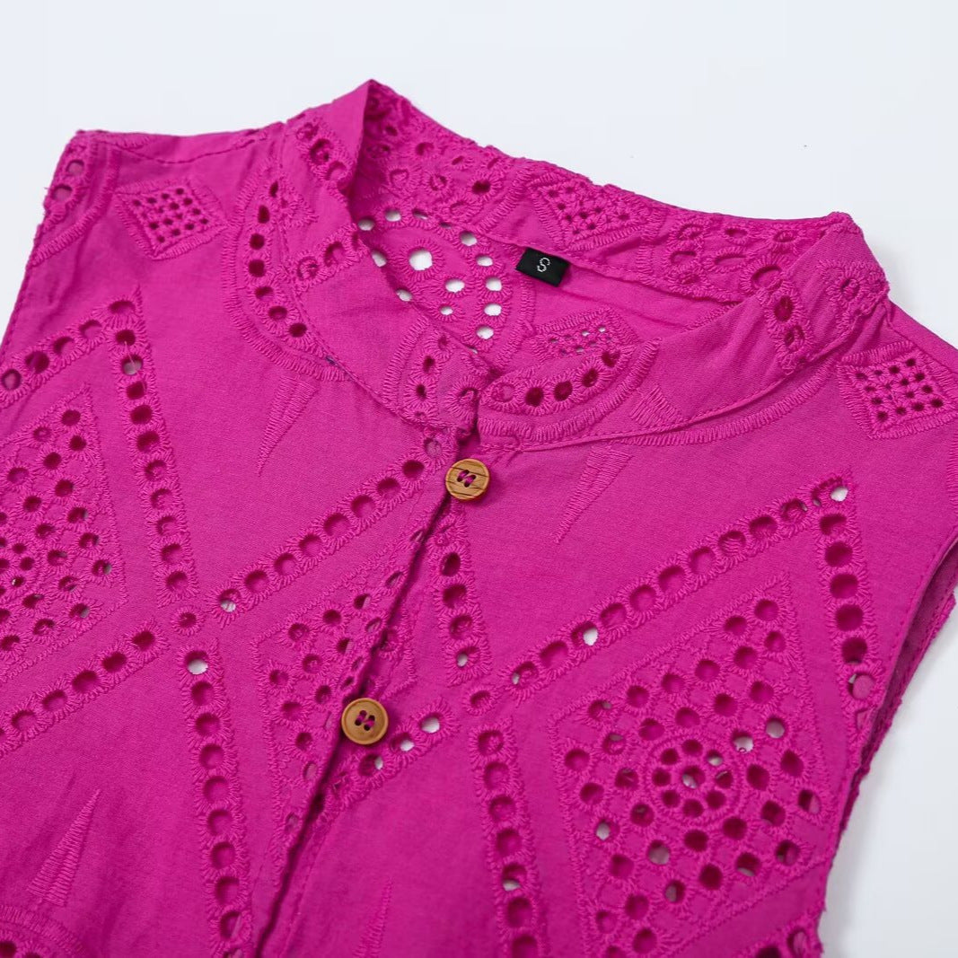 Damen Ärmelloses Baumwoll-Broderie Kleid mit Stehkragen, Knopfleiste und Stufenvolant Echoarchiv