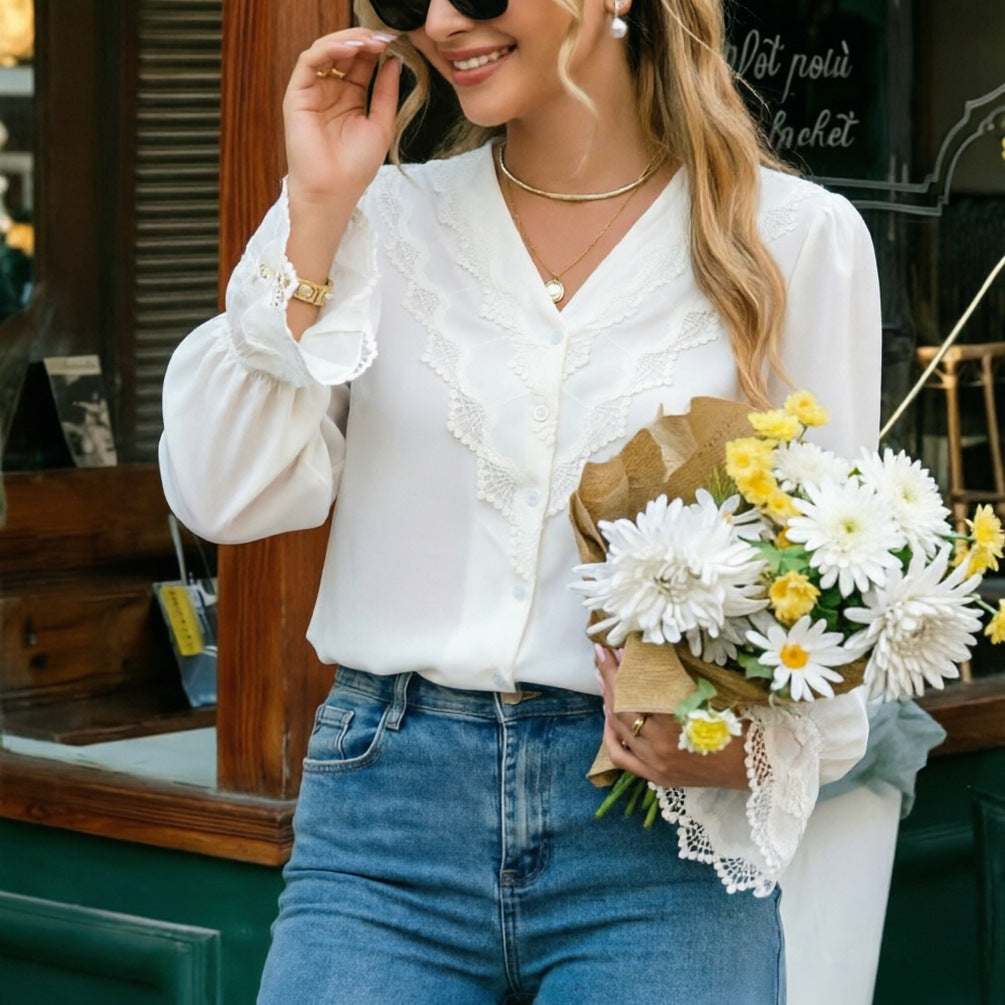 Damen Spitzenbluse mit V-Ausschnitt, Häkelbesatz und Knopfleiste Echoarchiv