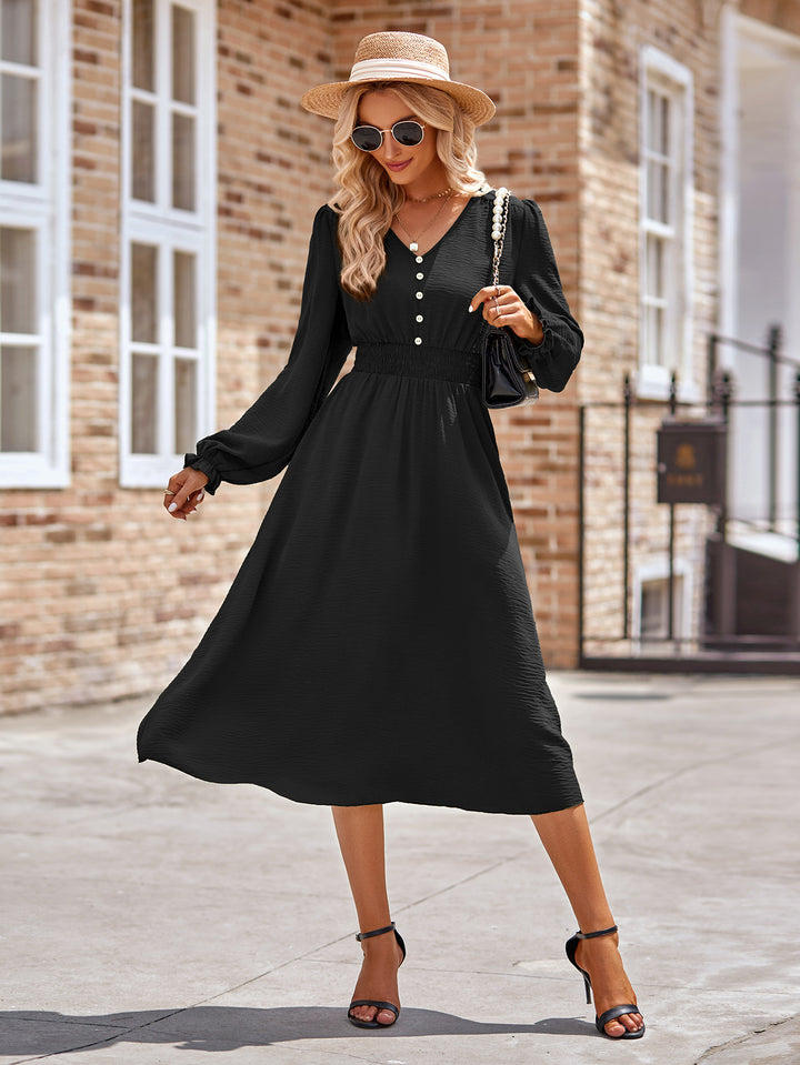Damen Midikleid mit V-Ausschnitt, geraffter Smock-Taille und Knopfleiste – Élara