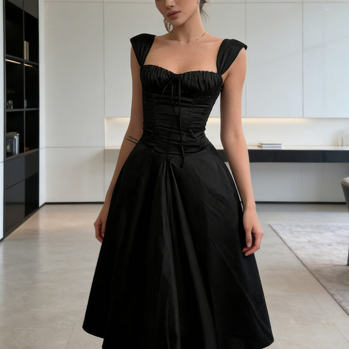 Damen Elegantes Ballkleid mit Raffungen und trägerlosem Oberteil Echo Archiv