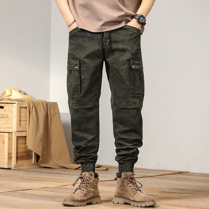 Herren Cargohose im urbanen Camouflage-Design mit vielseitigen Taschen und elastischen Bündchen Echoarchiv