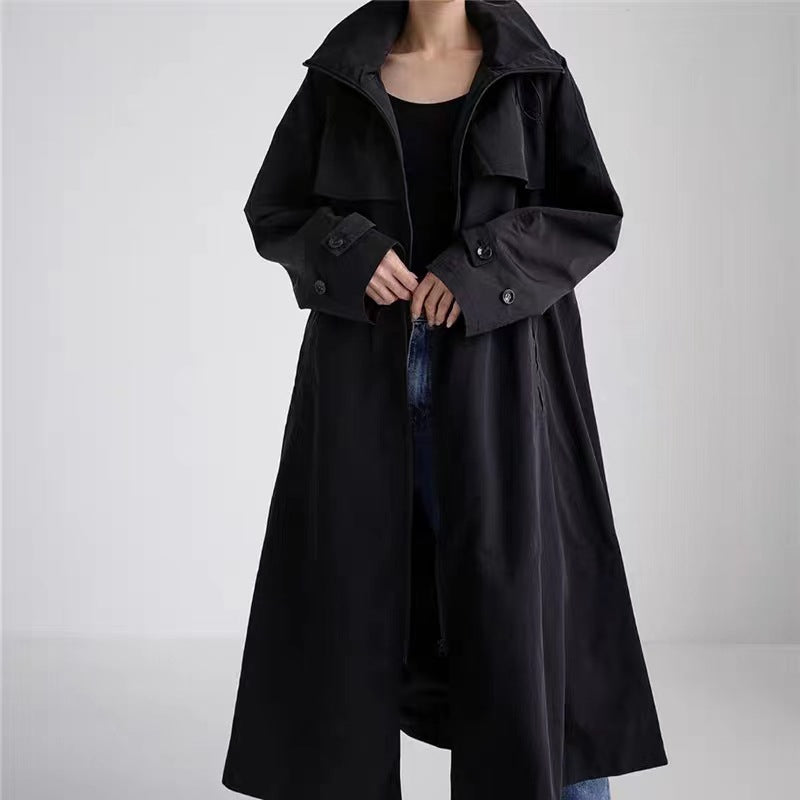 Damen Langer Oversize-Dustercoat mit Cape‑Passe, Tunnelzug‑Taillierung und hohem Stehkragen – Montévia