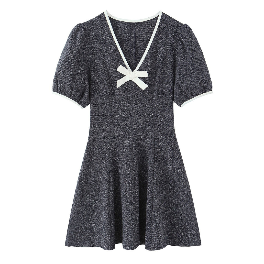 Damen Kurzarm Kleid mit eleganter Schleifenapplikation und V-Ausschnitt Echo Archiv