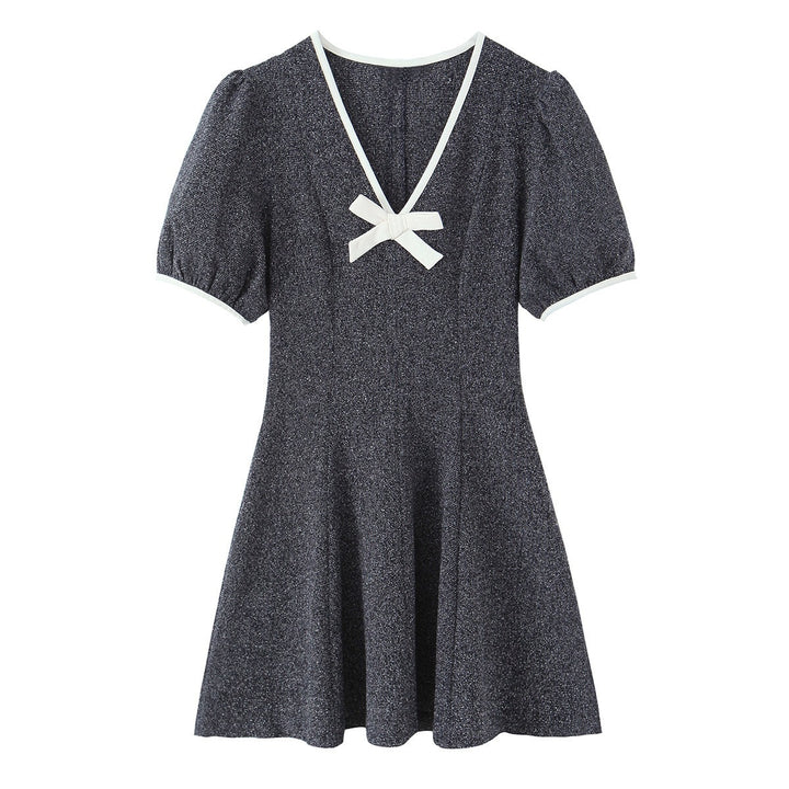 Damen Kurzarm Kleid mit eleganter Schleifenapplikation und V-Ausschnitt Echo Archiv