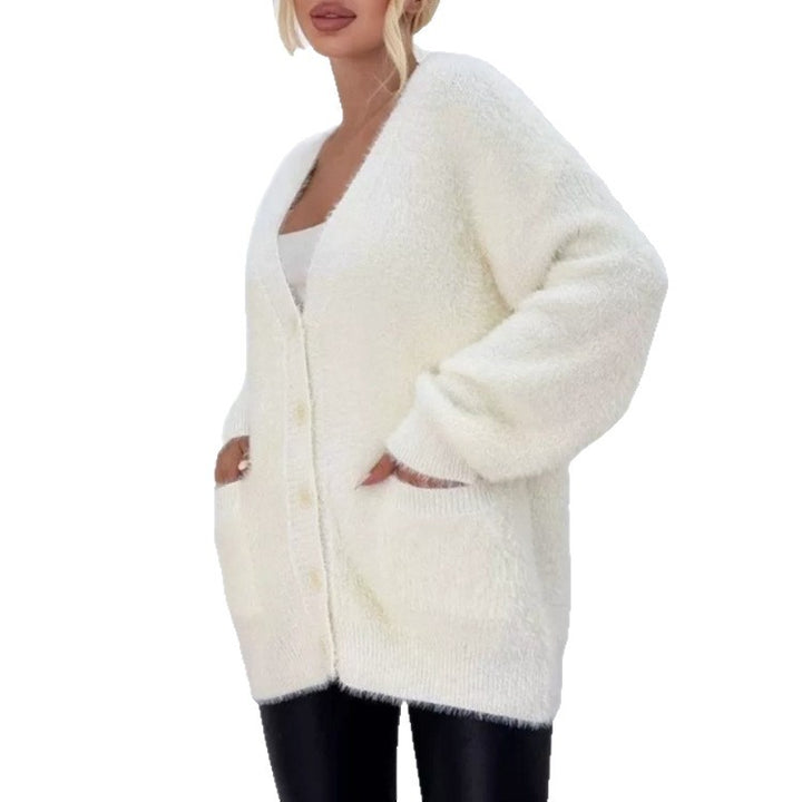 Damen Flauschiger Oversize-Knopfcardigan mit tiefem V‑Ausschnitt und aufgesetzten Taschen – Veloura