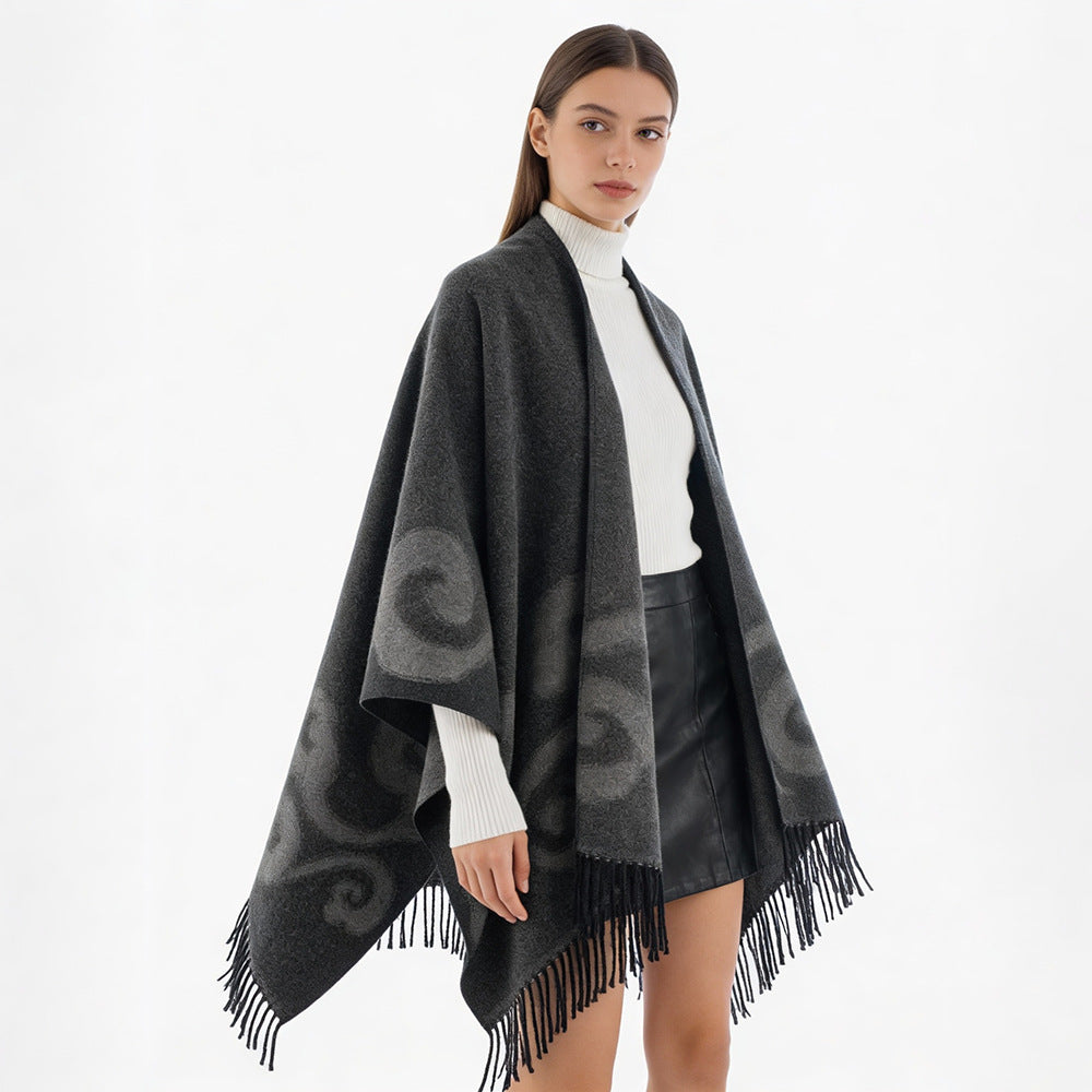 Damen Wollmix-Poncho mit Jacquard‑Wirbelmuster, V-Ausschnitt und Fransen – Avérine