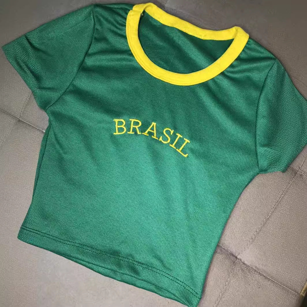 Damen Crop T-Shirt mit Brasil Schriftzug und bunten Akzenten Echo Archiv