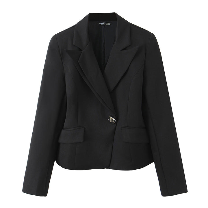 Damen Taillierter Kurzblazer mit asymmetrischem Schmuckverschluss und Pattentaschen Echoarchiv
